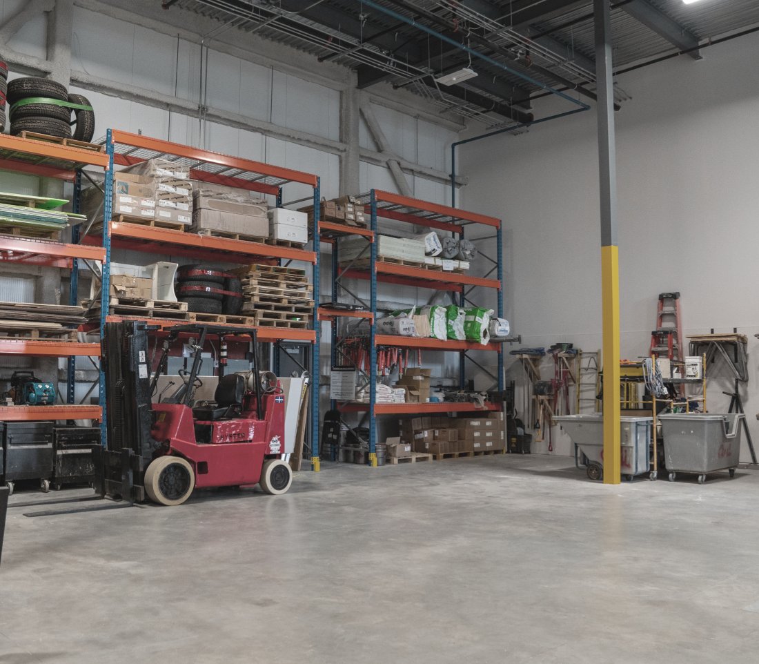 Intérieur d'un condo industriel avec mezzanine et quai de chargement